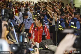 中国女排那场面真是锣鼓喧天 鞭炮齐鸣红旗招展人山人海 噢耶！图片