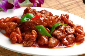 吃完酸甜排骨我最后一个动作就是吮手指，老婆笑话我是个吃货图片