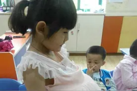 当宝宝也来体验妈妈怀孕的时候，看了直接笑到岔气！图片