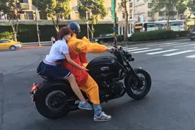 「高校生女友」头靠BMW重机骑士放闪　网笑：人生胜利组图片