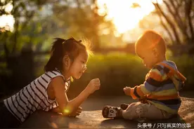 考上大学的弟弟辍学，出去打工供姐姐上学图片