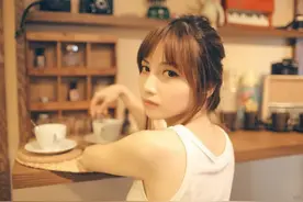 和你闹情绪的女人，因为她在乎你。图片