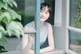 少女情怀：窗前的守候图片