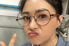 还记得华妃吗？原来娘娘也搞怪呆萌图片