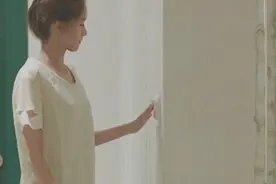 搞笑gif图：姑娘一定是故意的，因为你这是在抢镜啊！图片