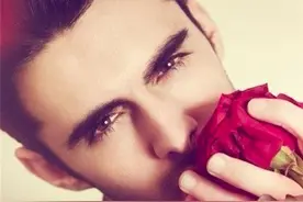 心有猛虎细嗅蔷薇，婚后必会对老婆疼爱有加的生肖男图片