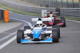 F1总冠军哈基宁和姚明现身超级赛车劲爆秀,激情引爆上赛场！图片