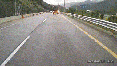 搞笑GIF：哥你真的想多了，人家只是挠个痒...图片
