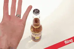 啤酒开瓶根本不用起子！哈尔滨人必会技能！图片