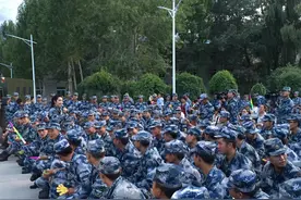 青年歌唱家刘一祯随空政文工团赴拉萨某部慰问演出图片