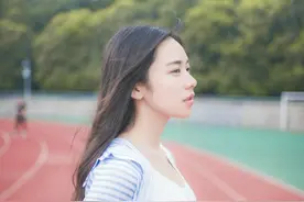 清纯美女校花校园清爽出镜图片