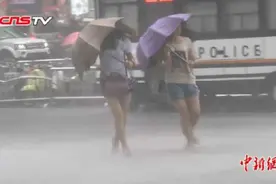 暴雨突袭郑州  白昼变黑夜