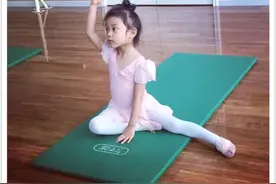 甜馨变身芭蕾舞小公主，一字马做的超开心，这丫头的气质快要逆天图片