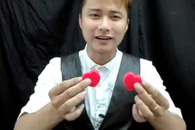 魔术教学—二个小红心。简单易学—泡妞必备小魔术！图片