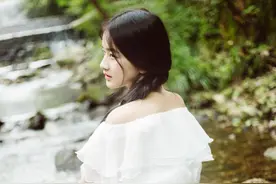 溪水边的清新妹子香肩户外高清写真让人倍感清凉！图片