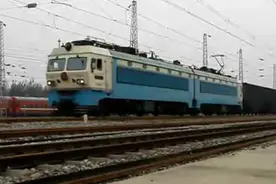 拍客：中国的火车头马力真强！拉几百节车厢不在话下！图片