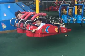 甜馨和爸爸妈妈游乐园路透图，小眼神还是那么可爱，长高了更美了图片