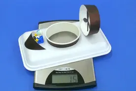 用纸杯与A4纸制成的小船模型，对其吹气会出现漂浮的现象图片