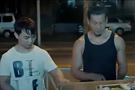 退伍特种兵摆摊卖烧烤，不长眼的混混上前收保护费，结果被打惨视频封面