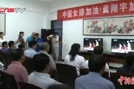 郎导抱着哭的“小女排”~她妈妈有话说视频封面