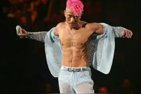 一头红发太抢镜！郭富城个唱惊妖艳脱衣秀腹肌图片