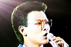 1985年，初出茅庐的刘德华，打扮斯文，初试啼音的珍贵画面！图片