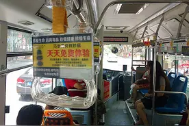 被央视曝光的鼻炎膏小广告“爬”上都匀公交车图片