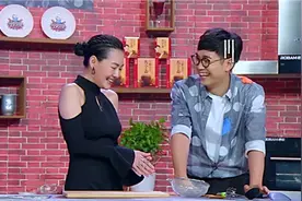 《姐姐饿了》小S和大鹏头套丝袜造型丑到爆，为了收视率真拼啊。图片