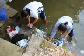 河边洗头发和衣服的农村女人图片