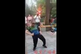 实拍，这老太太跳舞也太厉害了！图片