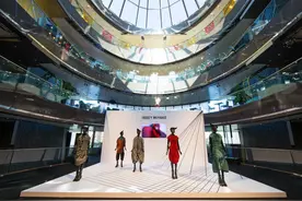 三宅一生继续探索宇宙　衣服经过「蒸烤」过后更迷幻图片