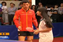 张继科手把手教香港女孩打球 放开那孩子，撩我来图片