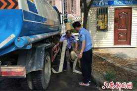 六安火车站附近一辆洒水车违规取水被依法查处图片