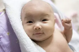 儿子身体各方面都很健康，就是不长头发 愁死我了图片