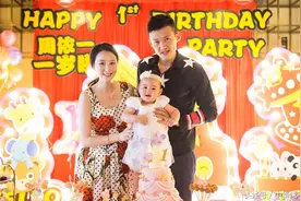 女儿一周岁！中国男篮队长周鹏心情不错父爱满满晒合影！图片