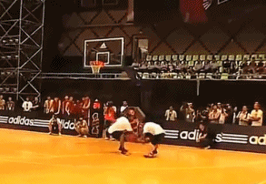 吴悠和NBA罗斯单挑，前者超强街球动作一条龙，后者自信回头！图片