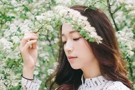 你是我一抬头就一见钟情的人，我却是你一挥手就拒之千里的人图片