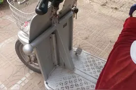 粗心大意钥匙忘车上 好心市民妥善保管图片
