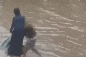 妹子，以后骑摩托可别穿裙子了图片