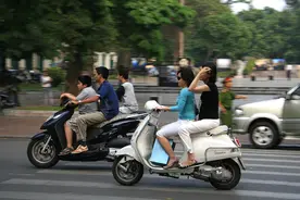 越南摩托车女骑手   一道亮丽的风景线图片