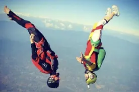 挪威情侣跳伞接吻秀恩爱，秀出新高度图片