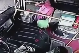 监拍：彪悍大妈强行打开公交车  偷投币箱零钱视频封面