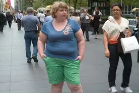 摄影师记录人们面对胖人“残忍”目光图片