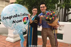 泰国男星New手捧七彩玫瑰庆祝女星Now毕业图片