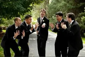 原来婚礼上最会玩的人是伴郎伴娘！你们有过这样做吗？图片