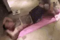 搞笑GIF：熊孩子你居然敢耽误你隔壁王叔叔和你妈妈做游戏图片