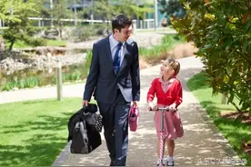 发现女儿第一次交男朋友，爸爸是什么心态图片