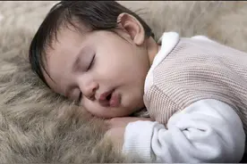 宝宝喜欢趴着睡觉，喜欢吃手，有什么禁忌图片