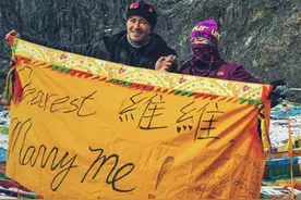 陈亦飞阿里山成功求婚谭维维 5600米高山见证 钻戒闪亮图片