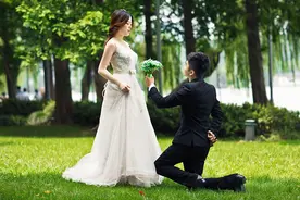 昨晚老总向我求婚还要给我一千万，不知道是答应好还是不答应好图片